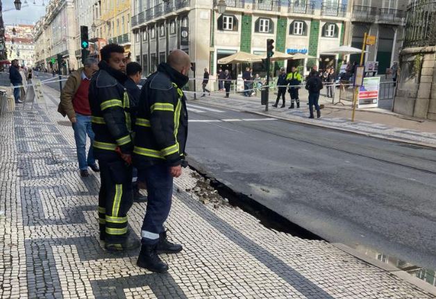 Piso abateu na Rua da Prata em Lisboa e cortou o trânsito