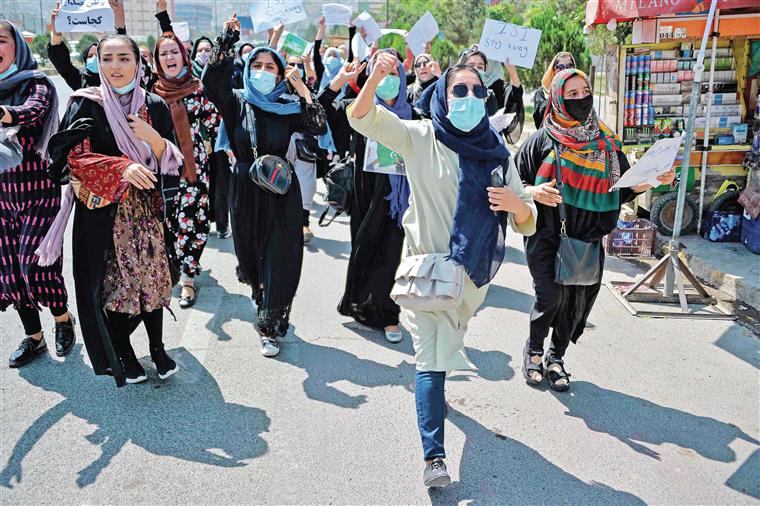 Talibãs acabam com manifestação de mulheres afegãs pelo direito ao ensino superior