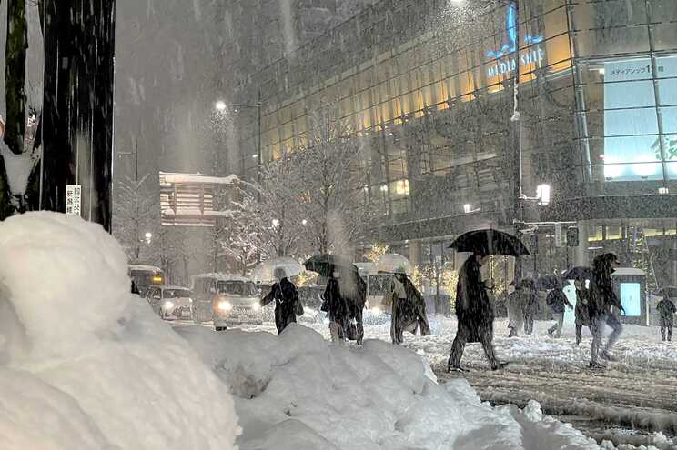 Pelo menos oito mortos e 45 feridos no Japão devido a nevão