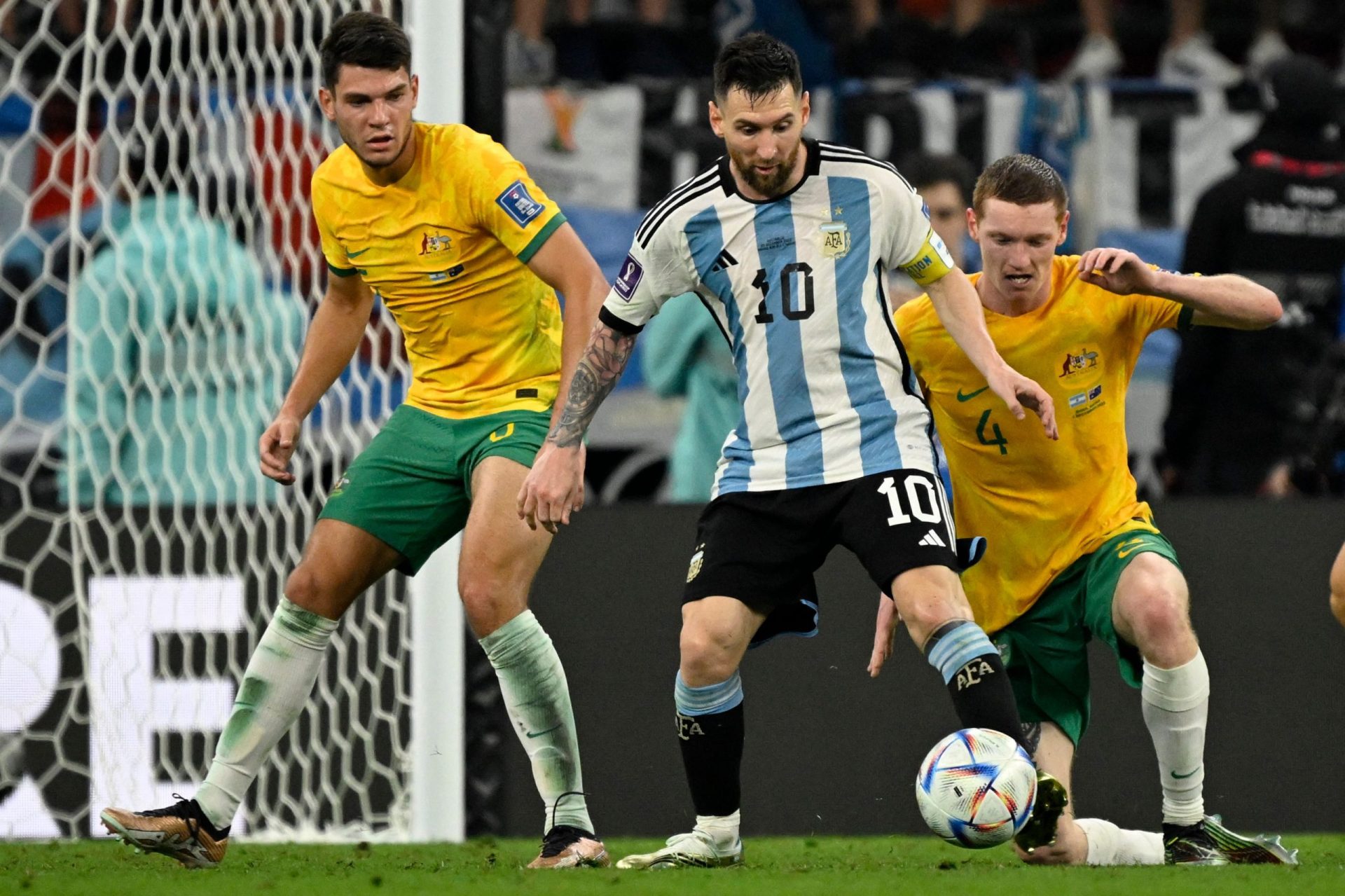 Argentina vence por 2-1 e expulsa australianos do Mundial
