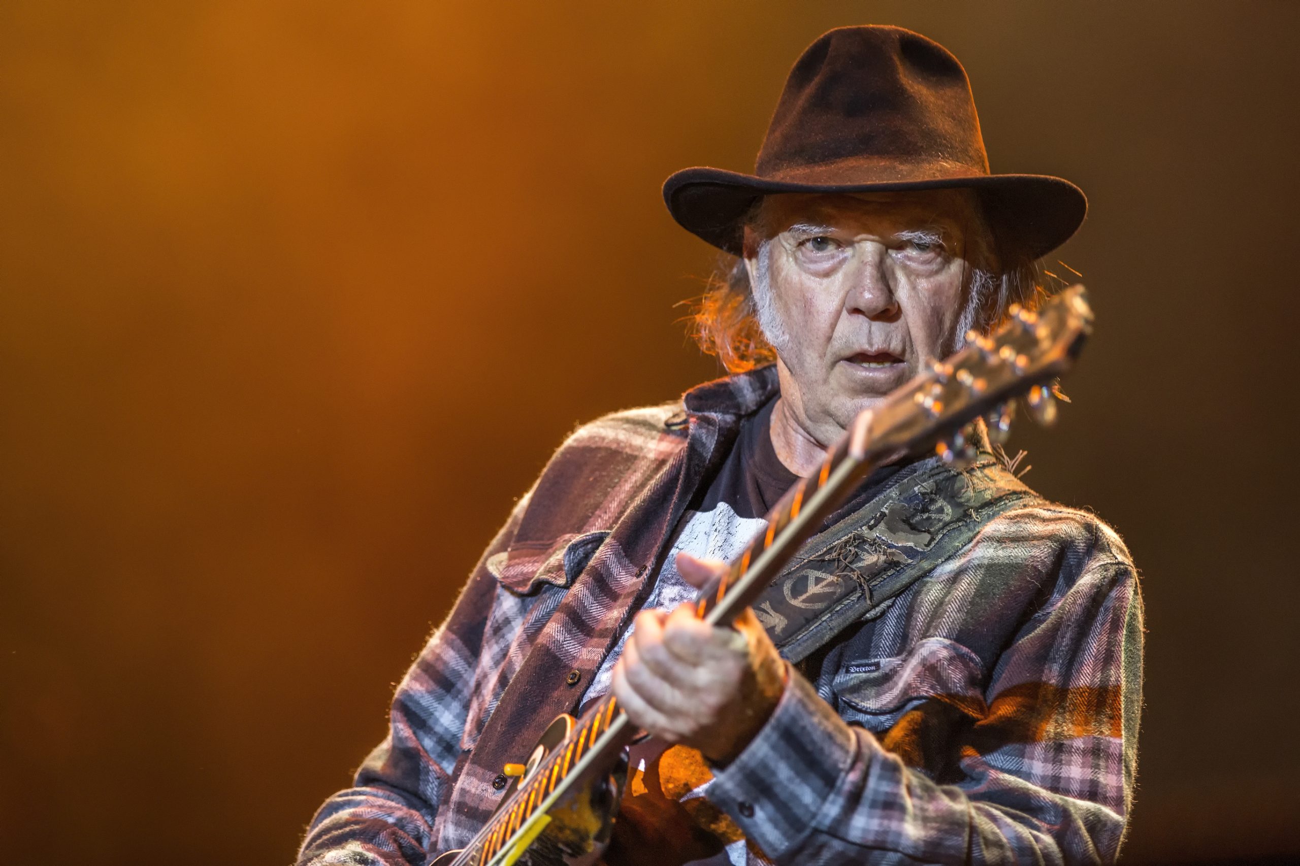 Neil Young quer toda a sua música eliminada do Spotify