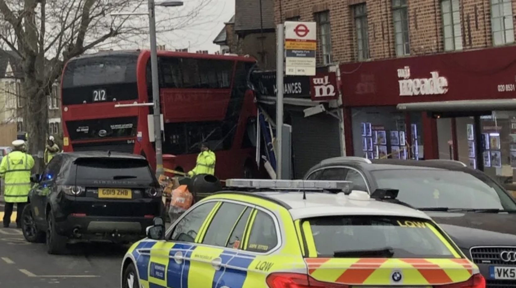Colisão de autocarro contra loja em Londres provoca 19 feridos