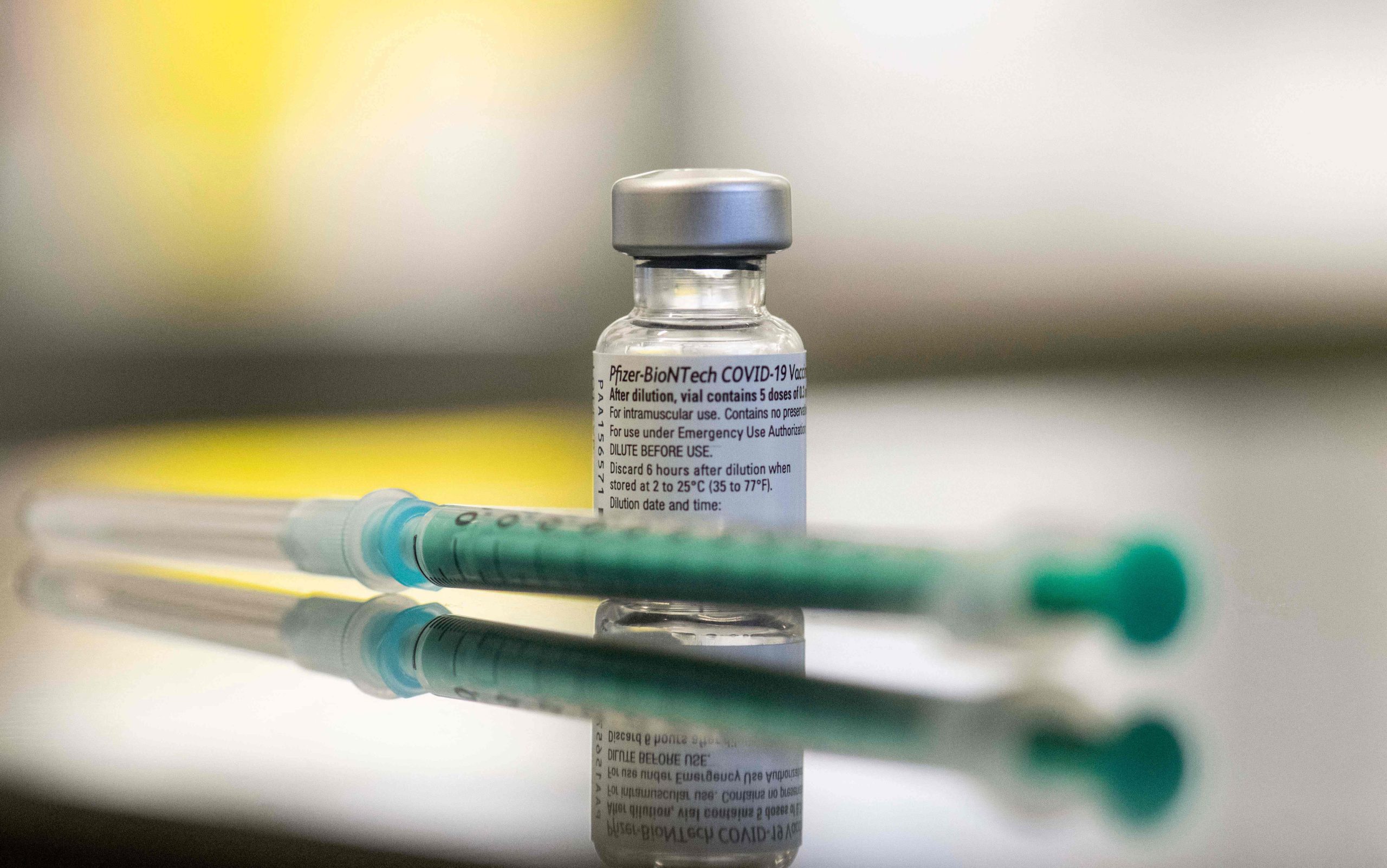 Pfizer e BioNTech vão iniciar testes clínicos da vacina desenvolvida para combater variante Omicron