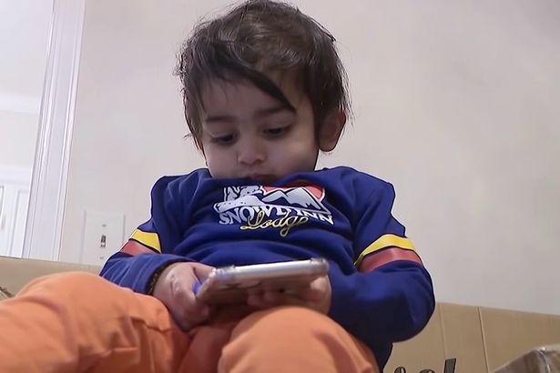 Bebé gasta mais de 1.700 euros depois de conseguir desbloquear telemóvel da mãe