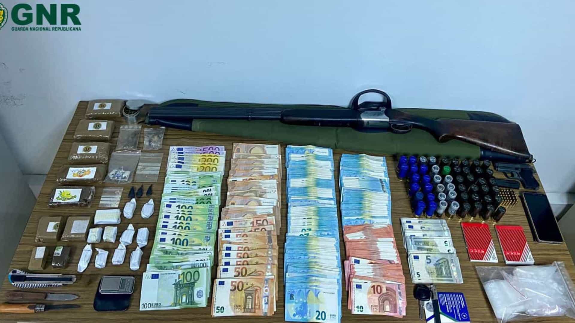 Homem detido com mais 1.500 doses de estupefaciente e 32 mil euros apreendidos