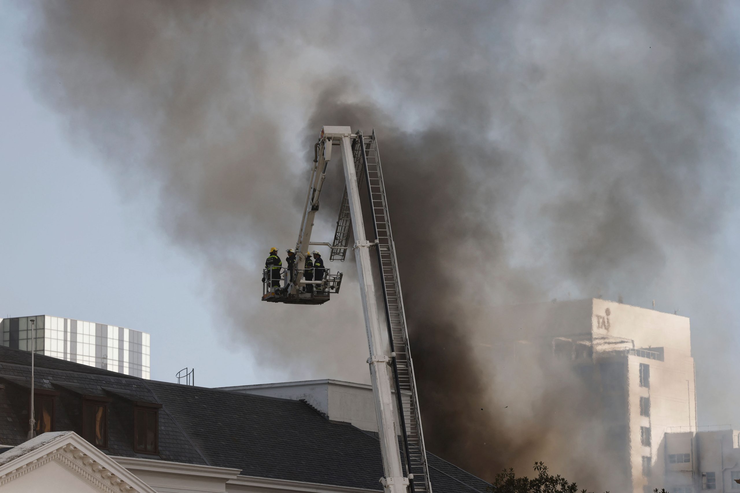 Incêndio provoca danos significativos no Parlamento da África do Sul