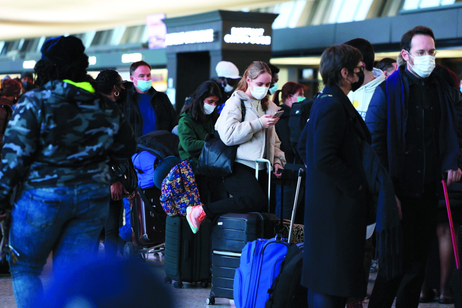 Ómicron semeia o caos em aeroportos pelo mundo fora
