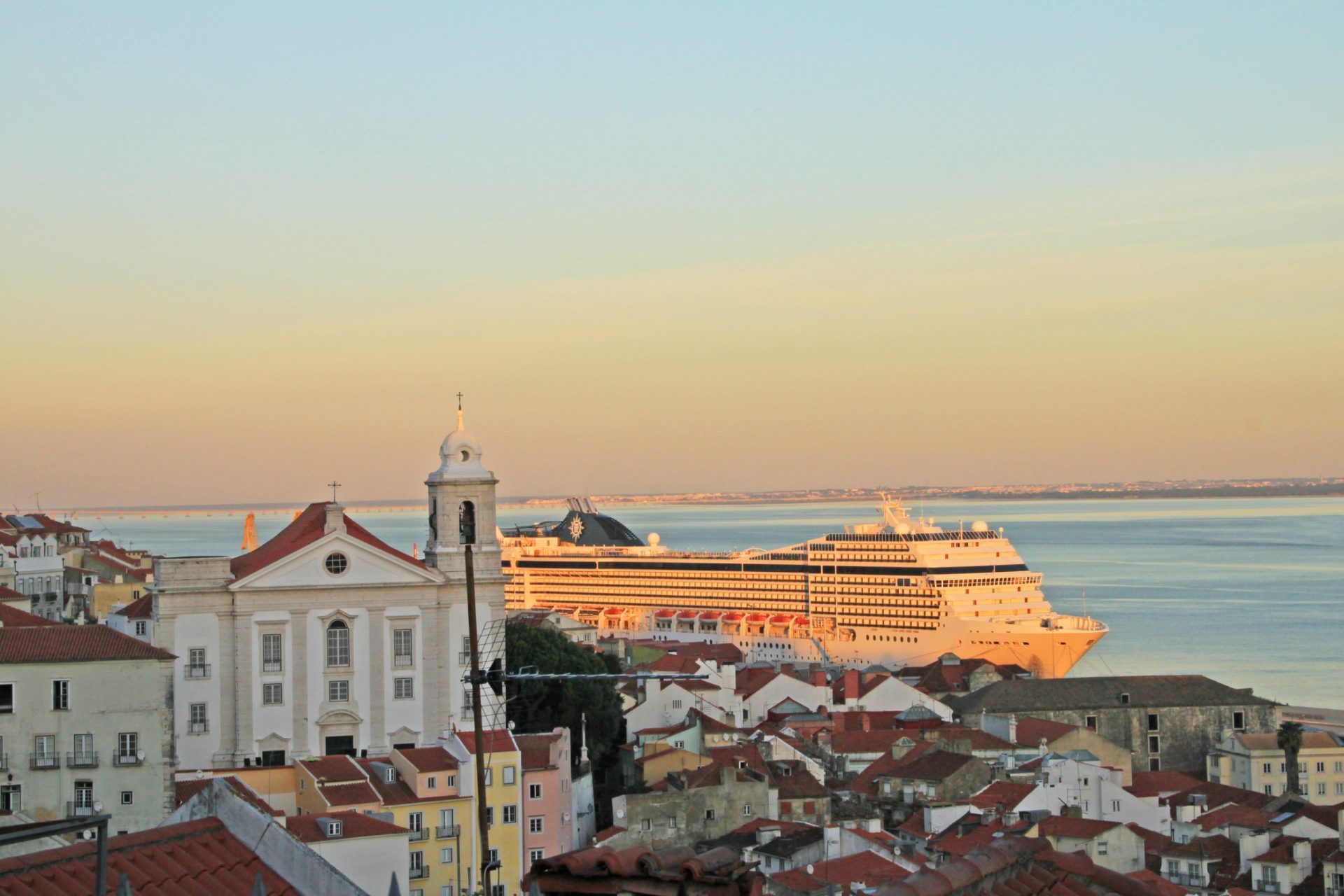 Passageiros do navio cruzeiro atracado em Lisboa devido a um surto de covid-19 começam a deslocar-se para o aeroporto