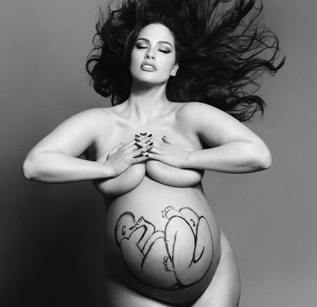 Modelo Ashley Graham mostra barriga com 40 semanas de gravidez