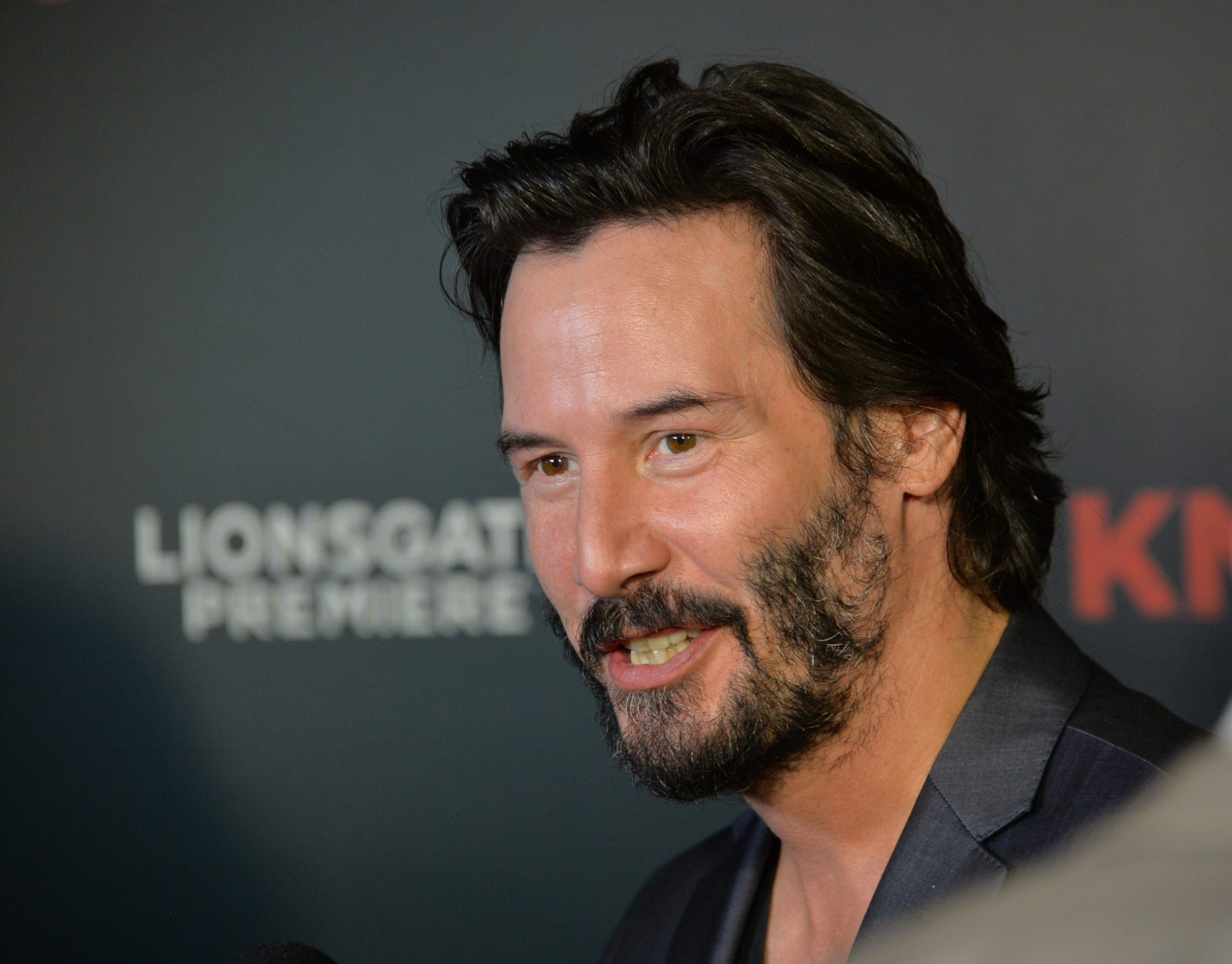 Keanu Reeves doa 70% do salário do primeiro filme da saga ‘The Matrix’ à investigação da leucemia