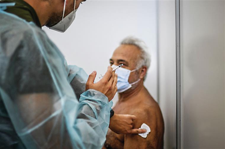 Três milhões de pessoas já receberam a dose de reforço contra a covid-19 em Portugal