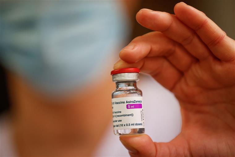 Reforço da vacinação a cada seis meses “não é sustentável”, diz criador da vacina AstraZeneca
