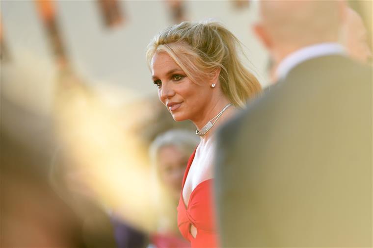 13 anos depois, Britney Spears voltou a beber um copo de vinho