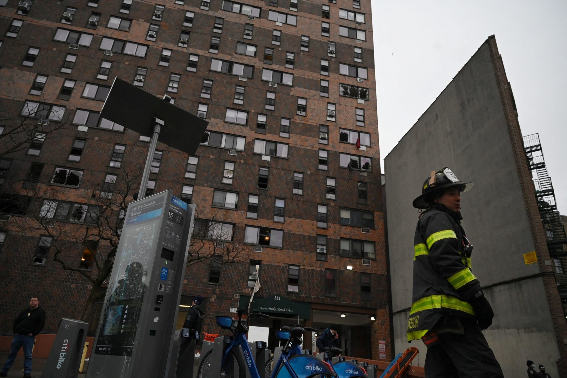 Incêndio em Nova Iorque faz pelo menos 19 mortos