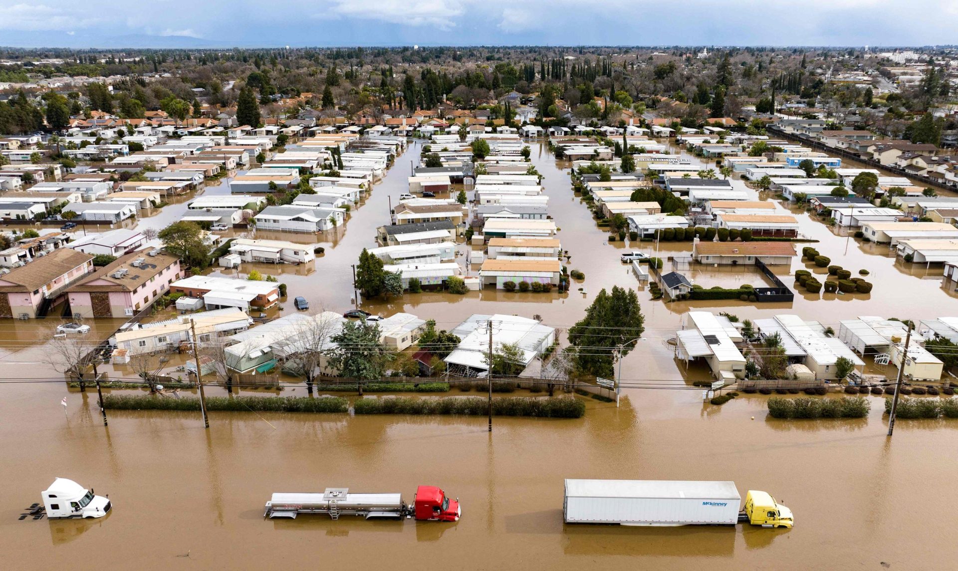 Chuvas torrenciais fazem 16 mortos na Califórnia