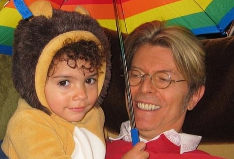 Filha de David Bowie relembra pai com vídeo emocionante: “Sinto a tua falta”