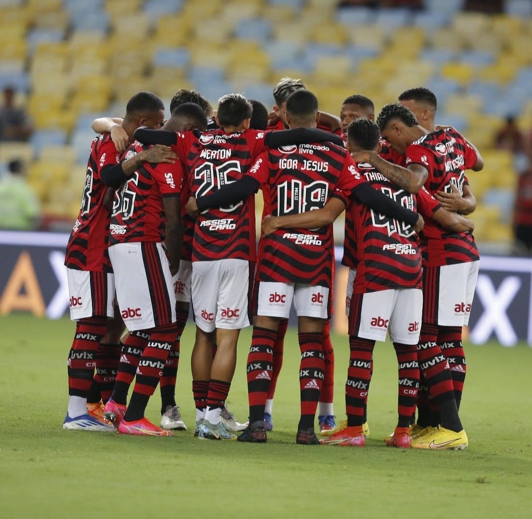 Adeptos do Flamengo desrespeitam Pelé