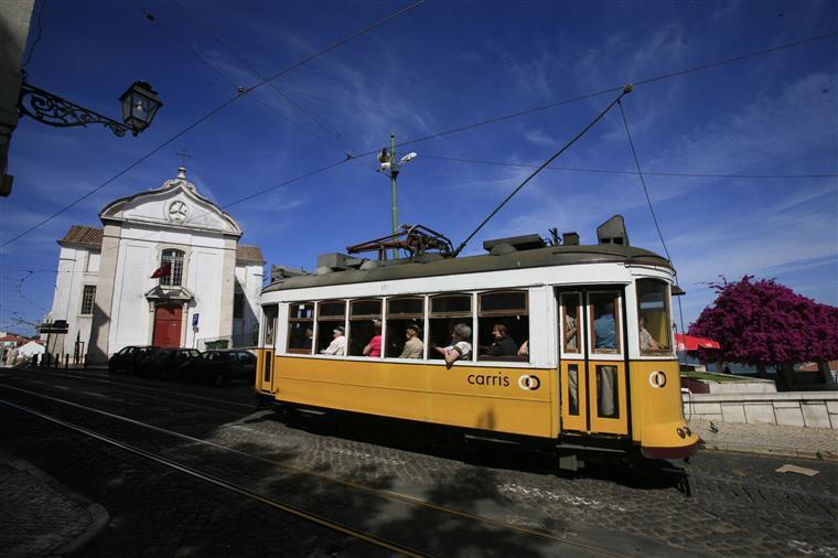 Acidente com dois elétricos provoca quatro feridos em Lisboa
