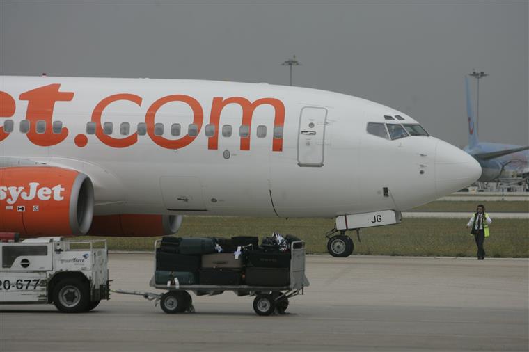 Irlandês proibido de viajar com a easy jet por assédio em voo com destino a Faro