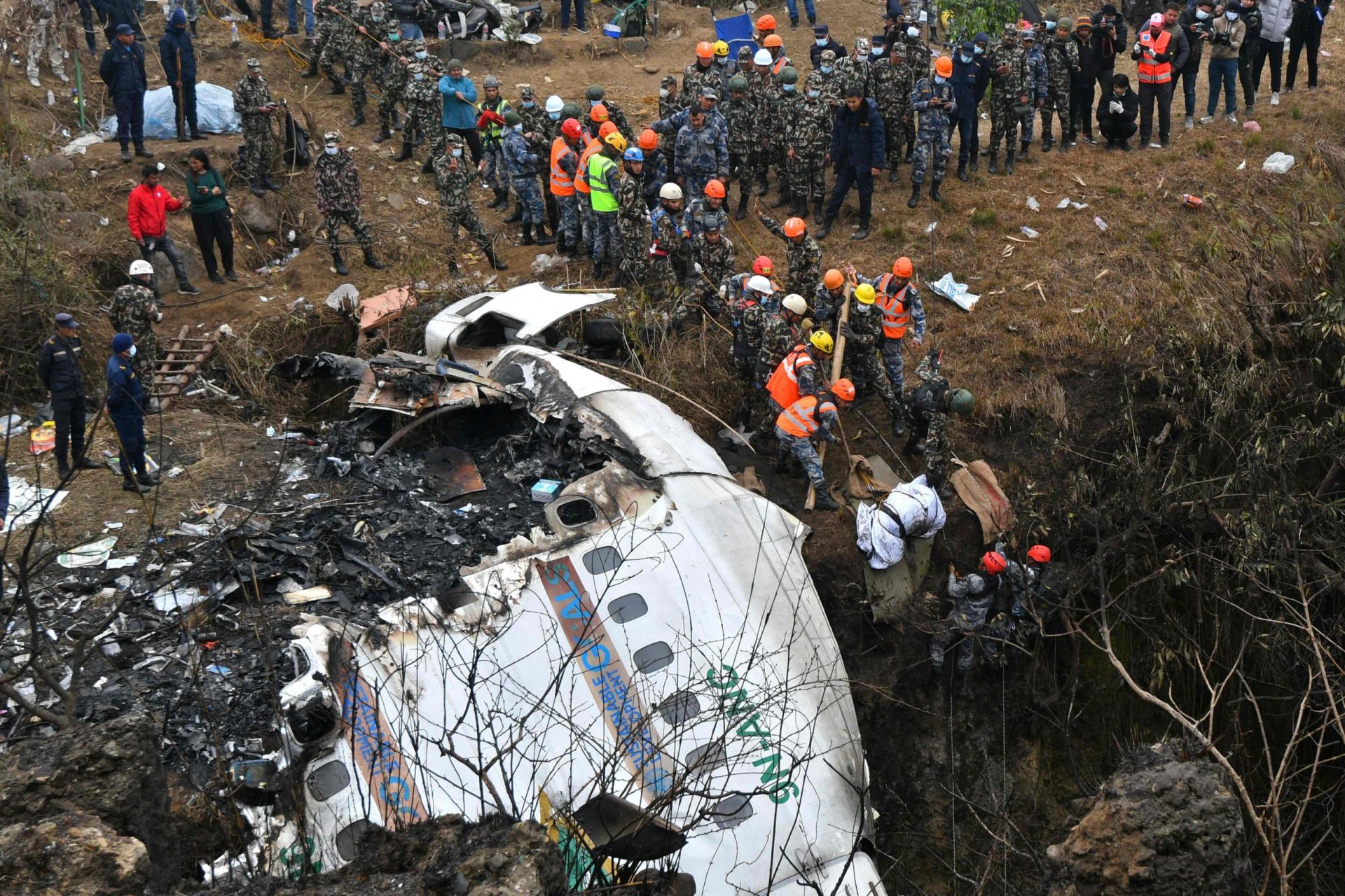 Corpos das vítimas do acidente aéreo no Nepal começaram a ser devolvidos às famílias