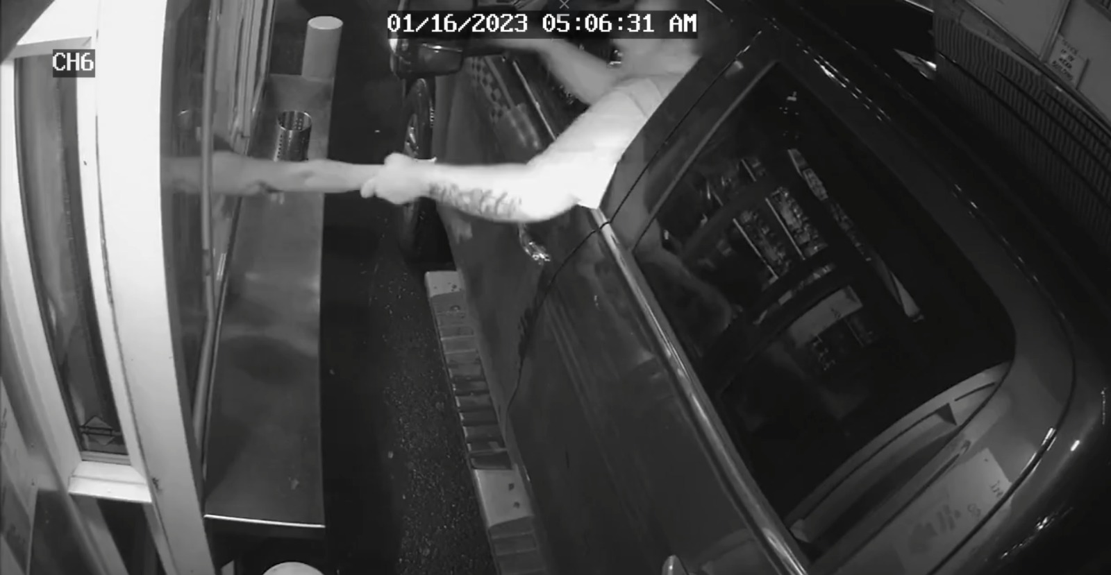 Homem tenta raptar funcionária de drive-thru pela janela nos EUA