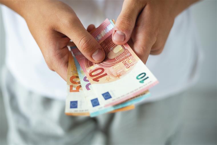 Mais de metade dos trabalhadores recebia menos de mil euros em 2022