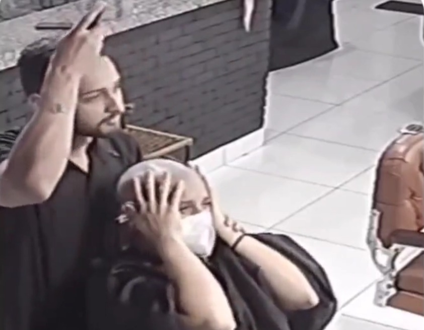 Cabeleireiro rapa cabelo em solidariedade com cliente com cancro | Vídeo