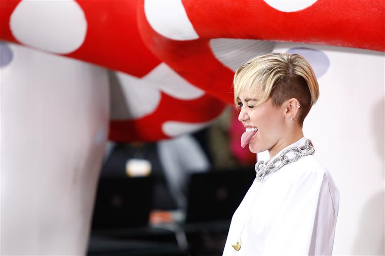 Miley Cyrus vai lançar música nova no dia do aniversário do ex-marido