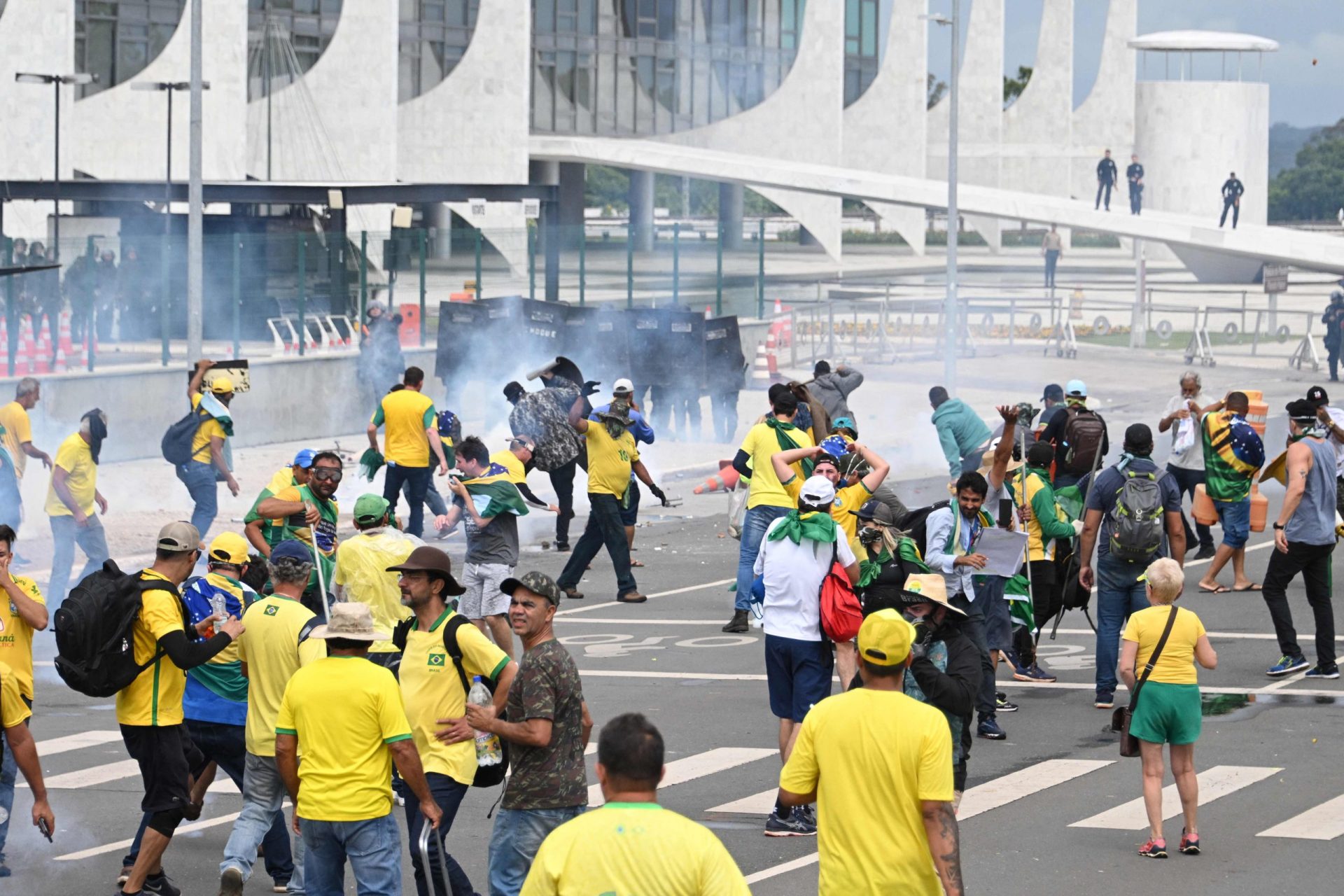Manifestantes invadem Congresso Nacional em Brasília
