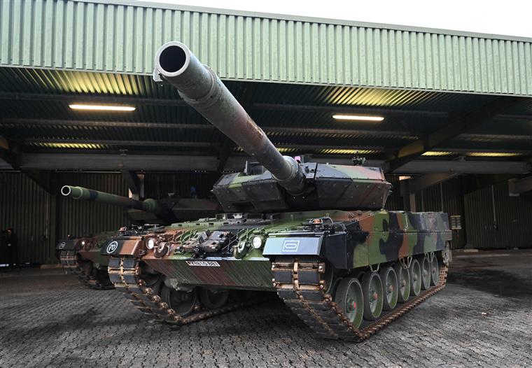 Entrega de tanques à Ucrânia está “um pouco atrasada”, diz Alemanha