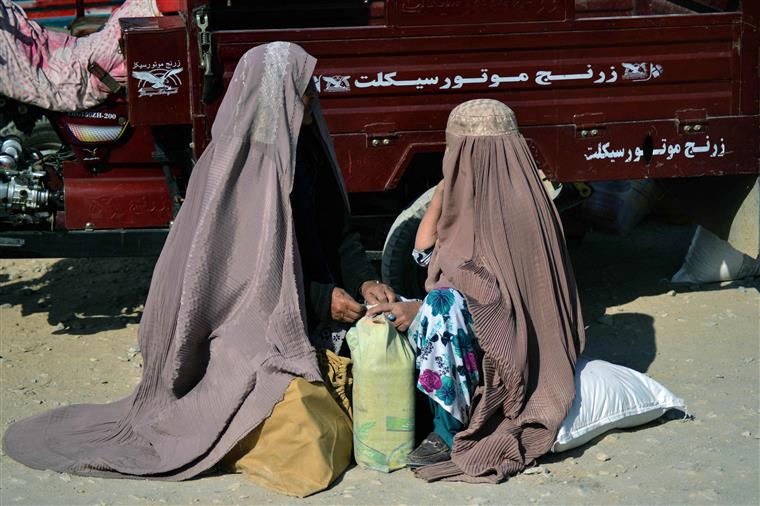 Talibãs proíbem anticoncepcionais em duas cidades e dizem que pílula é “conspiração do Ocidente”