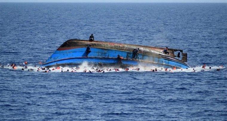 Pelo menos 40 mortos em naufrágio com barco de refugiados na costa italiana