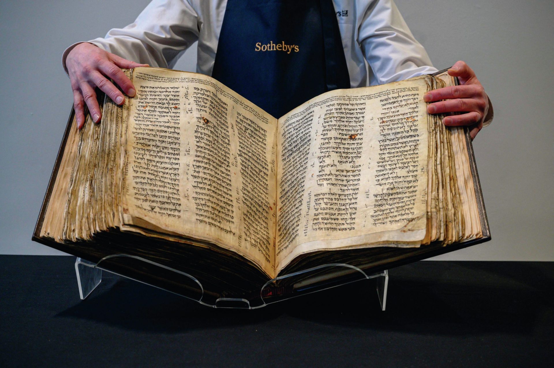 Bíblia hebraica mais antiga vai a leilão