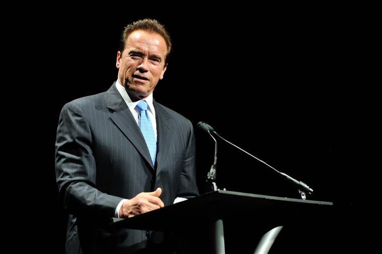 Arnold Schwarzenegger envolvido em acidente de carro contra bicicleta