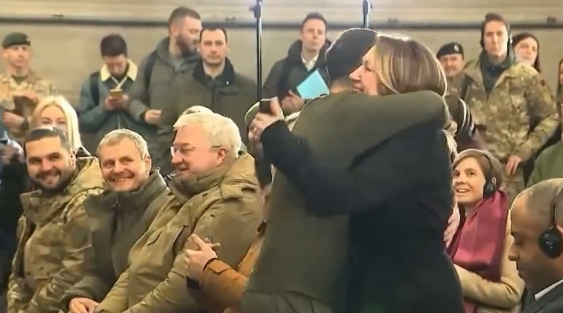 Zelensky abraça jornalista ucraniana em conferência de imprensa