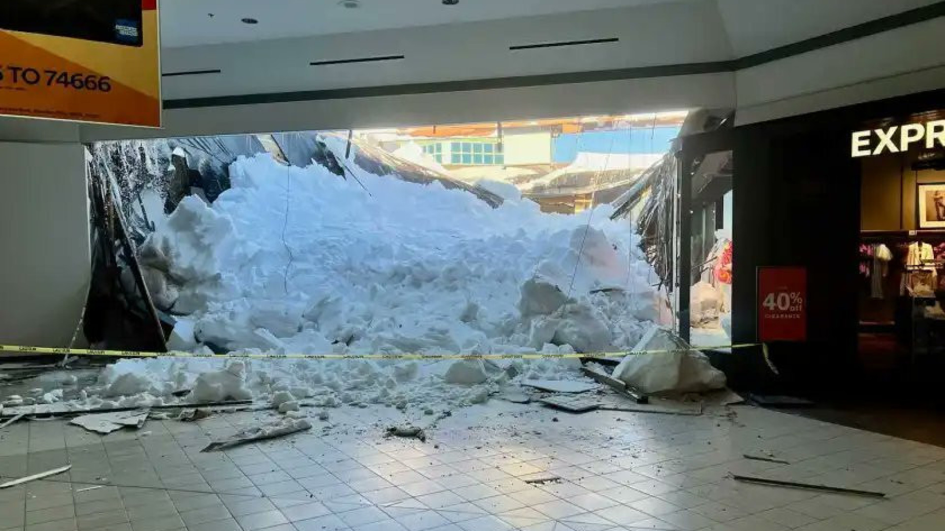 Neve faz teto de centro comercial colapsar nos EUA