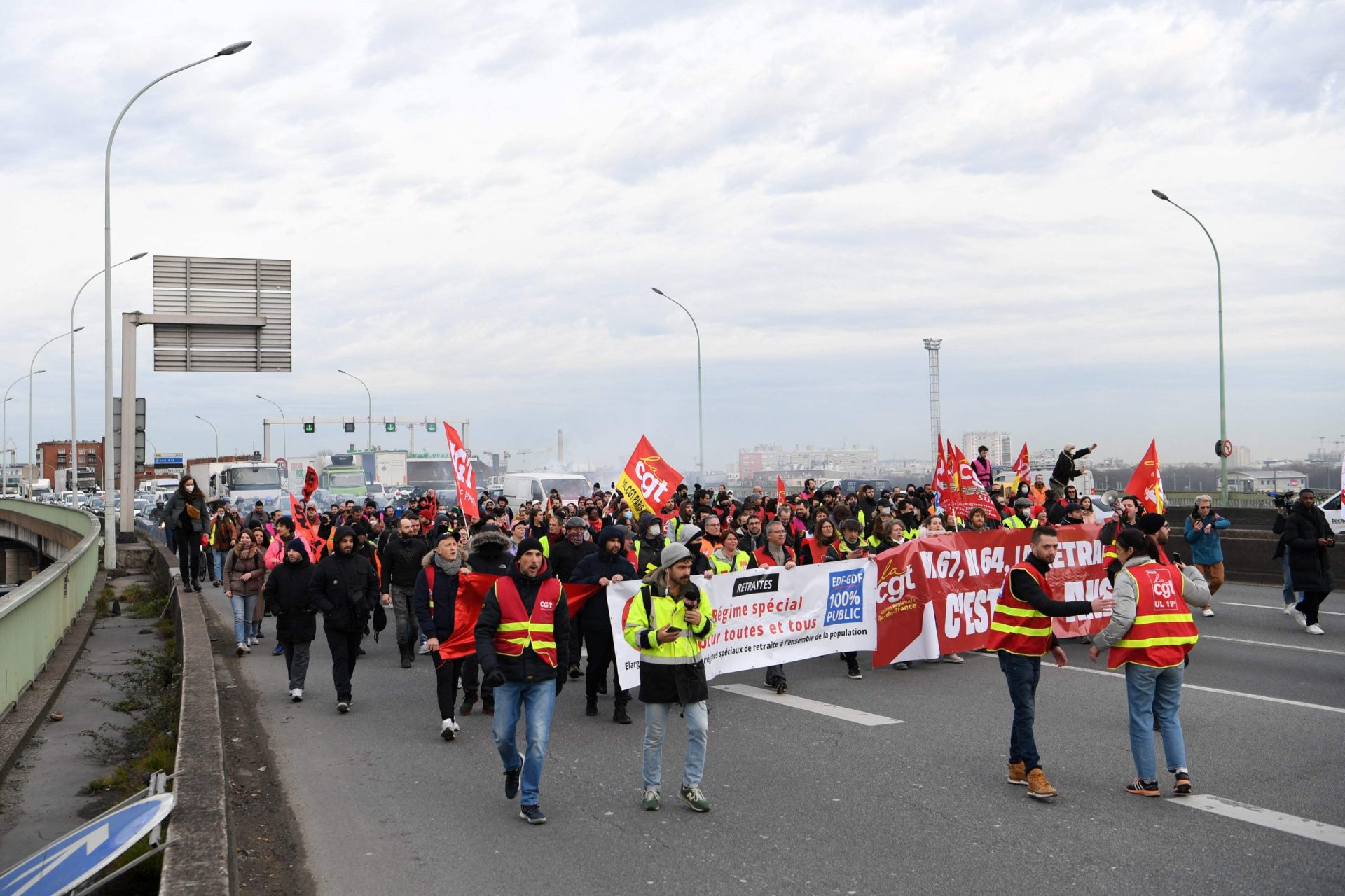 Centenas manifestam-se em França contra reforma do sistema de pensões
