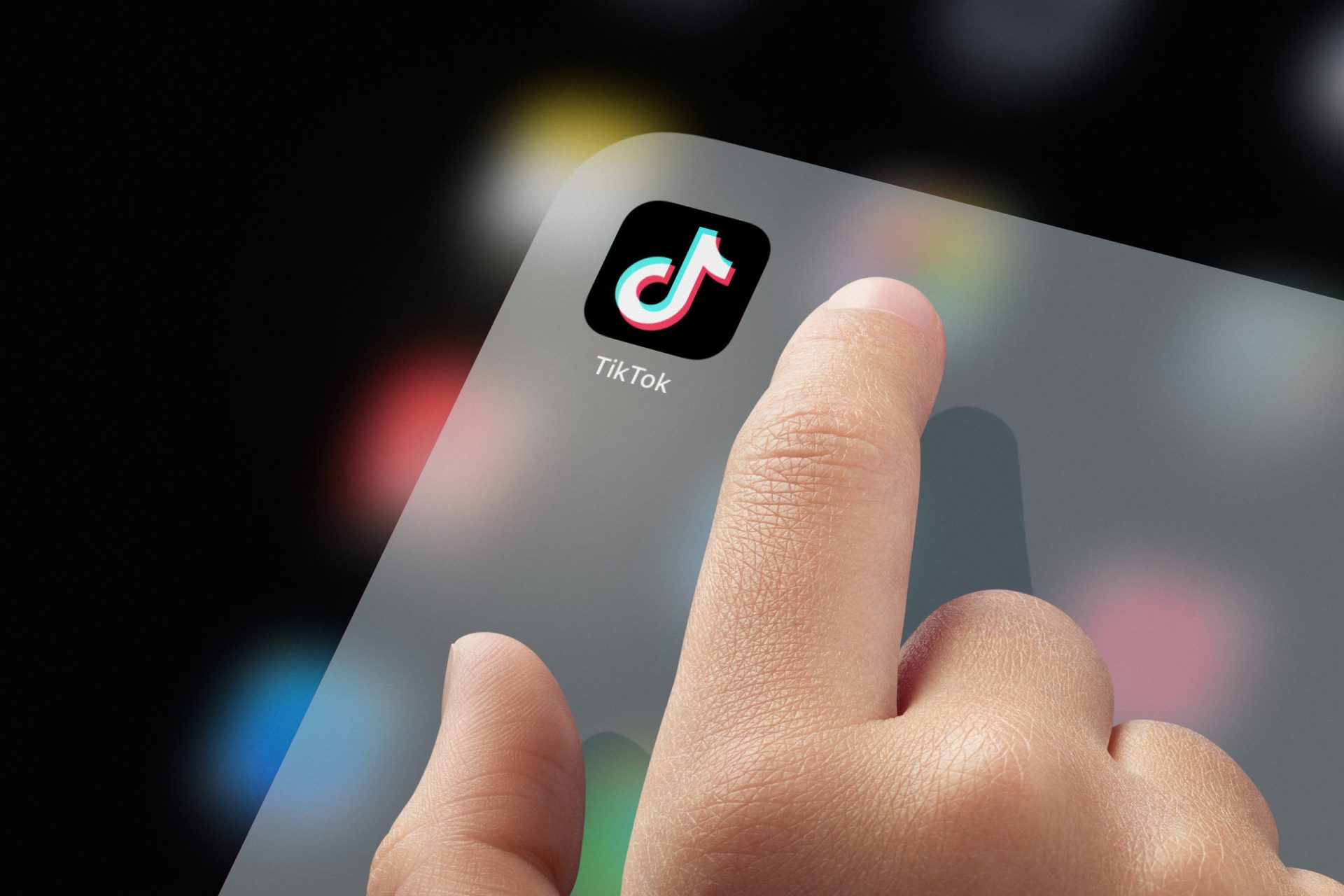 TikTok vai impor limite de 60 minutos para utilizadores menores