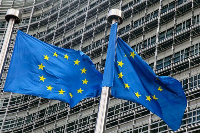 Comissão Europeia afasta responsável que viajou gratuitamente na Qatar