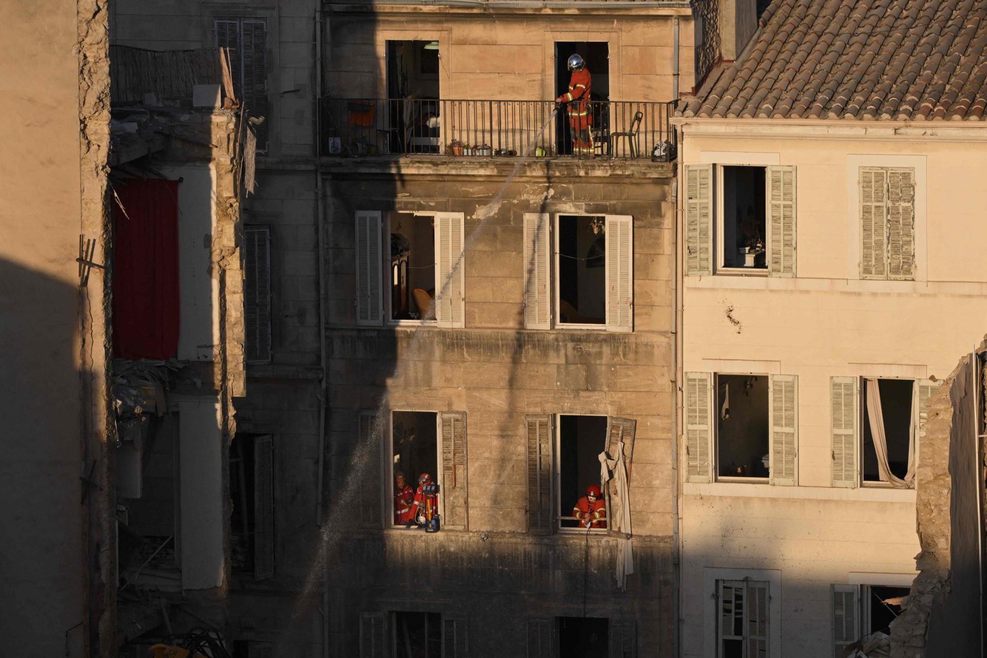 Sobe para seis número de mortos em desabamento em Marselha