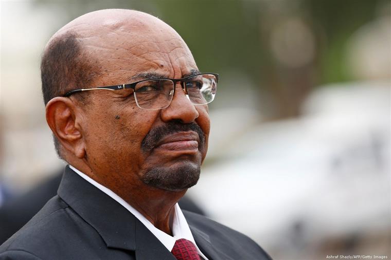 Forças Armadas do Sudão dizem que ex-Presidente está num hospital militar