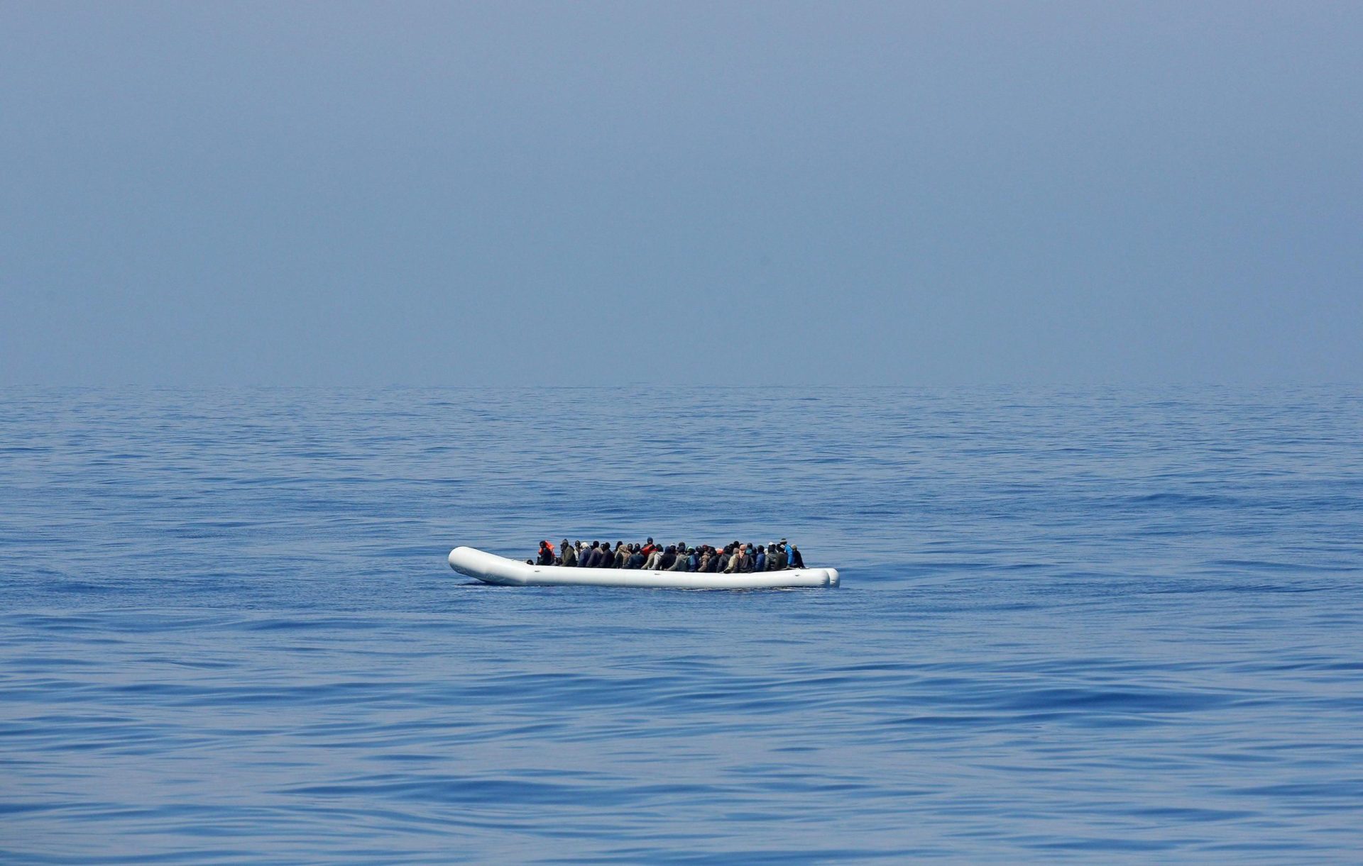 Barco de pesca com 200 migrantes a bordo detectado ao largo de Creta