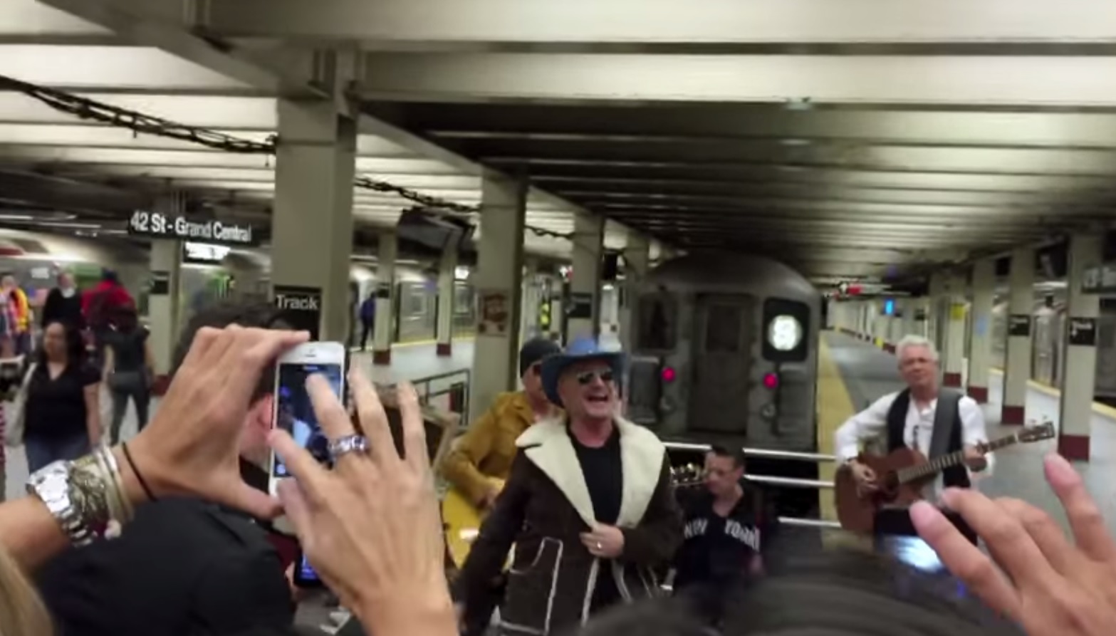 U2 actuaram disfarçados no metro de Nova Iorque. Veja o resultado [vídeo]