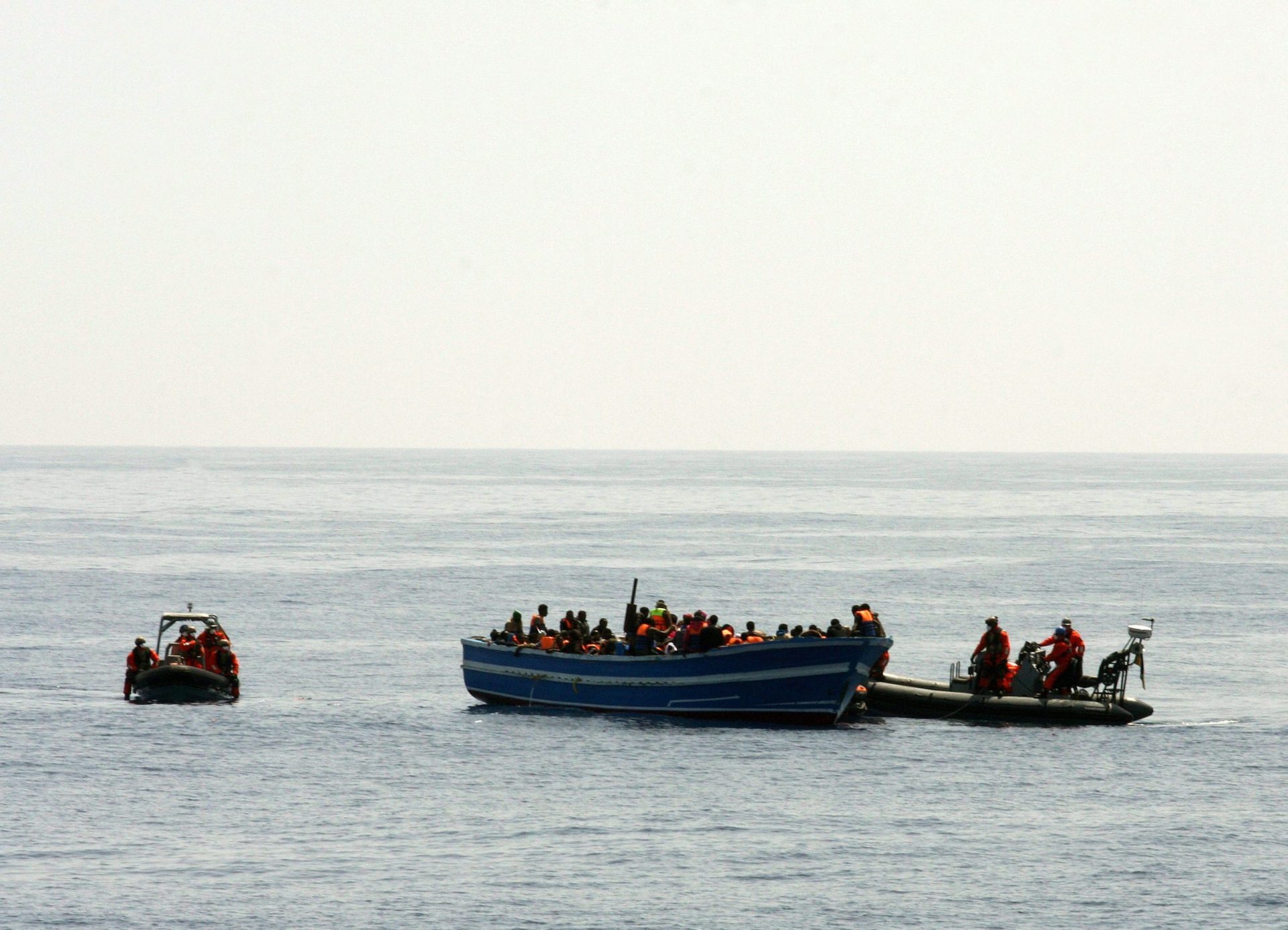 Milhares de migrantes estão à deriva no mar