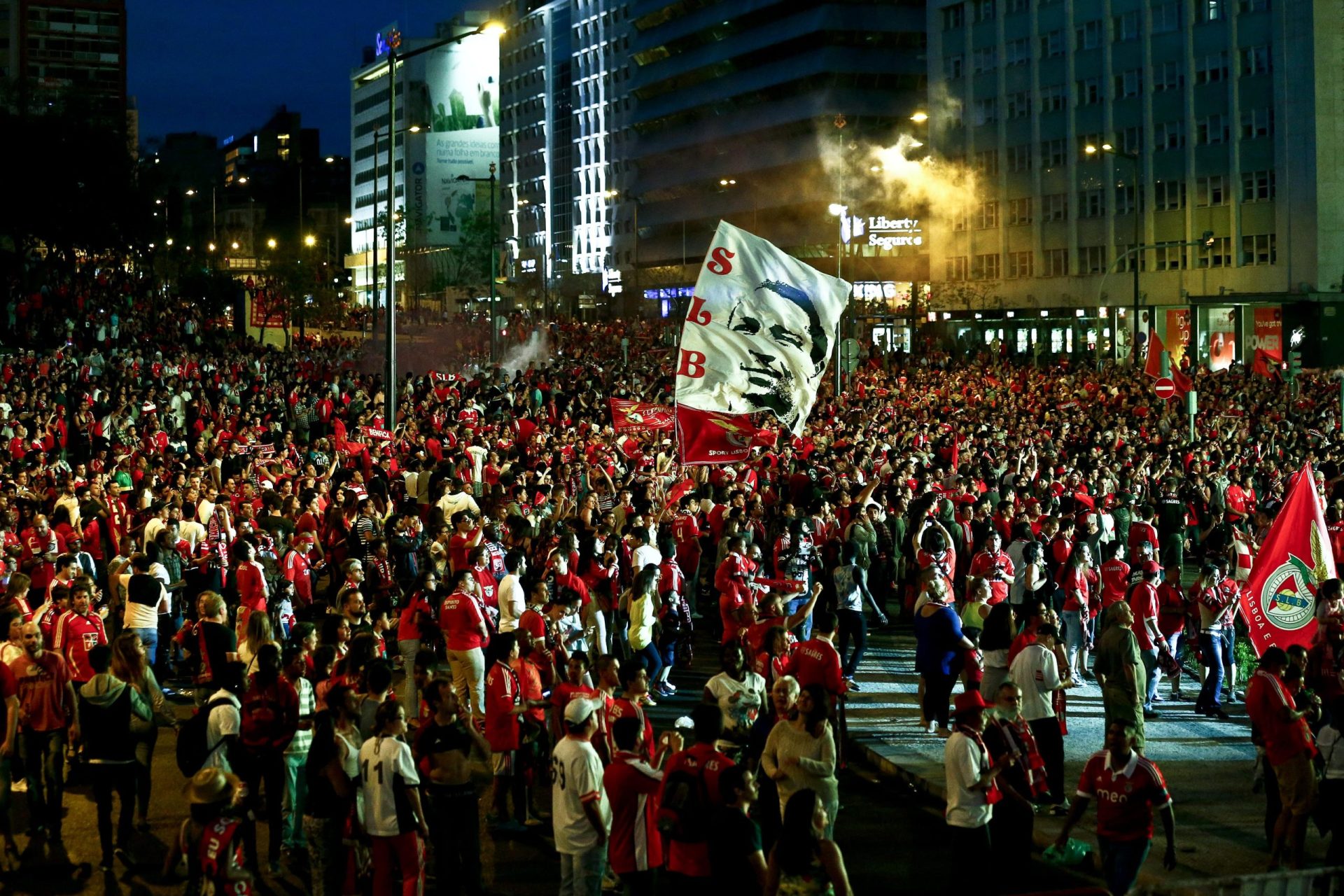 Milhares no Marquês de Pombal para receber o Benfica