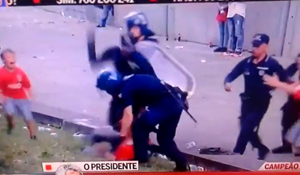 Adepto do Benfica agredido pela polícia em frente aos filhos [vídeo]