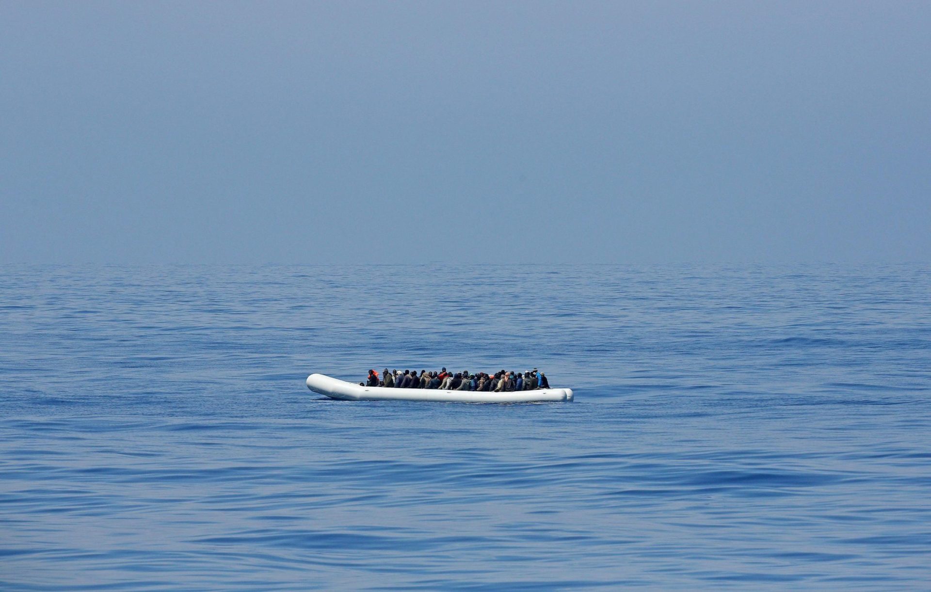 UE aprova operação naval contra traficantes de migrantes no Mediterrâneo