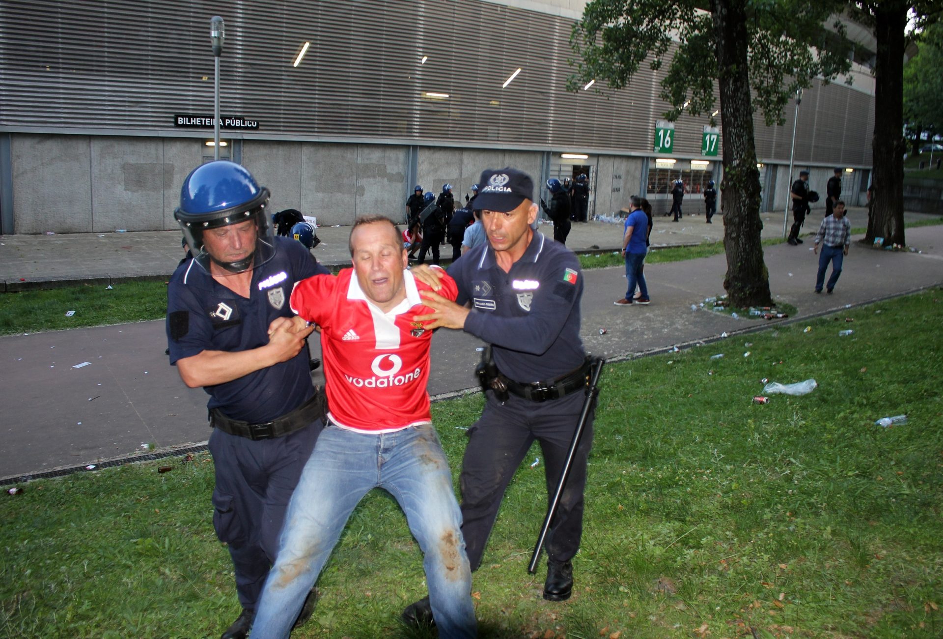 Queixa de pai e avô agredidos por polícia entra hoje no Ministério Público