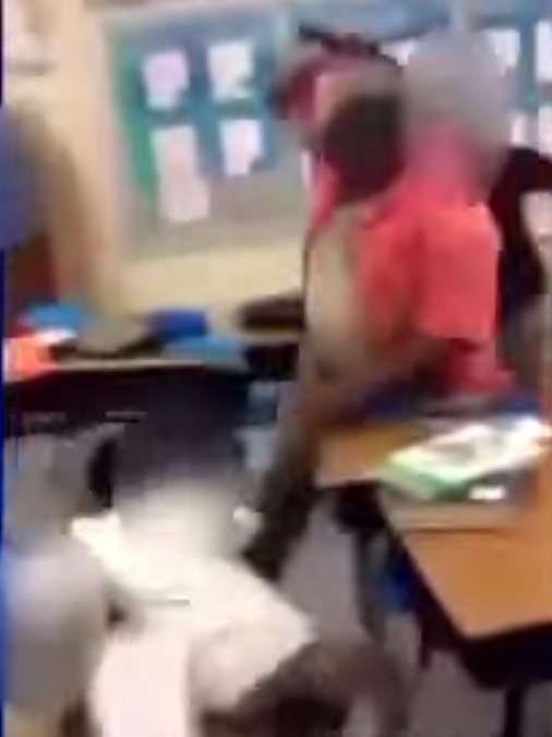 Professor filmado a agredir alunos com cinto [vídeo]