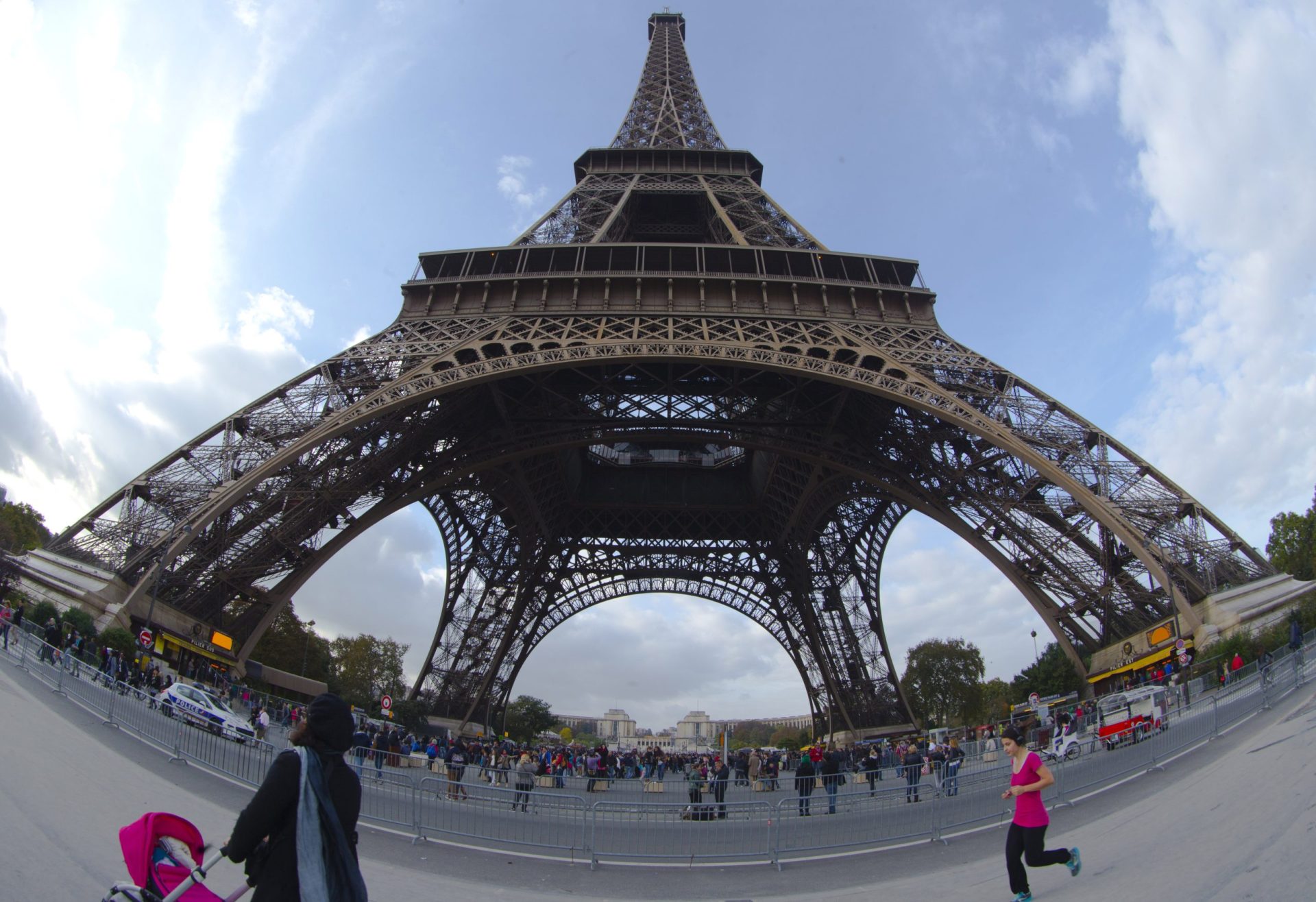 Carteiristas provocam fecho temporário da Torre Eiffel